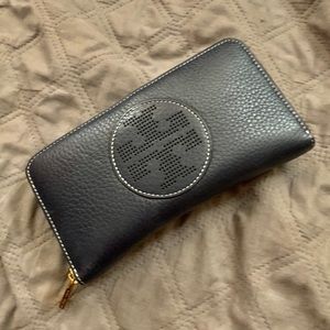 NWOT Tory Burch Perforated Logo Zip Wallet